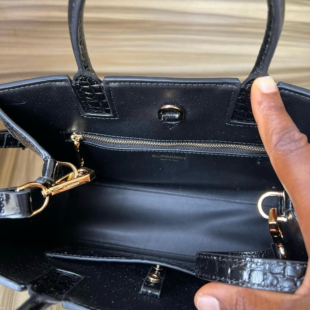 A cute bag in a good used condition, reasonable offers and inbox for questions
